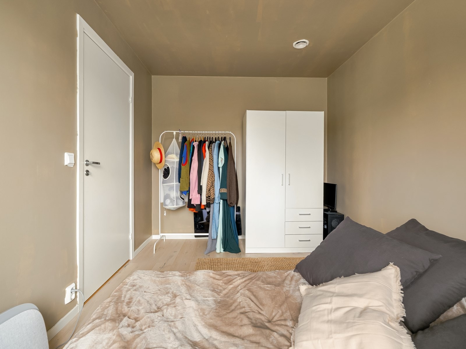 Det er også gode muligheter for stor garderobeinnredning på andre siden av rommet. Galleribilde