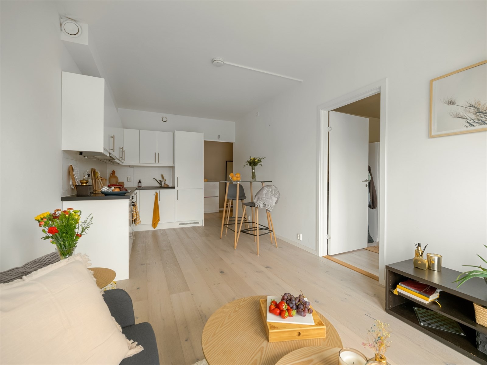 Her er det naturlige soner som gjør det enkelt å møblere, med sofa og medievegg, og plass til spisebord. Galleribilde