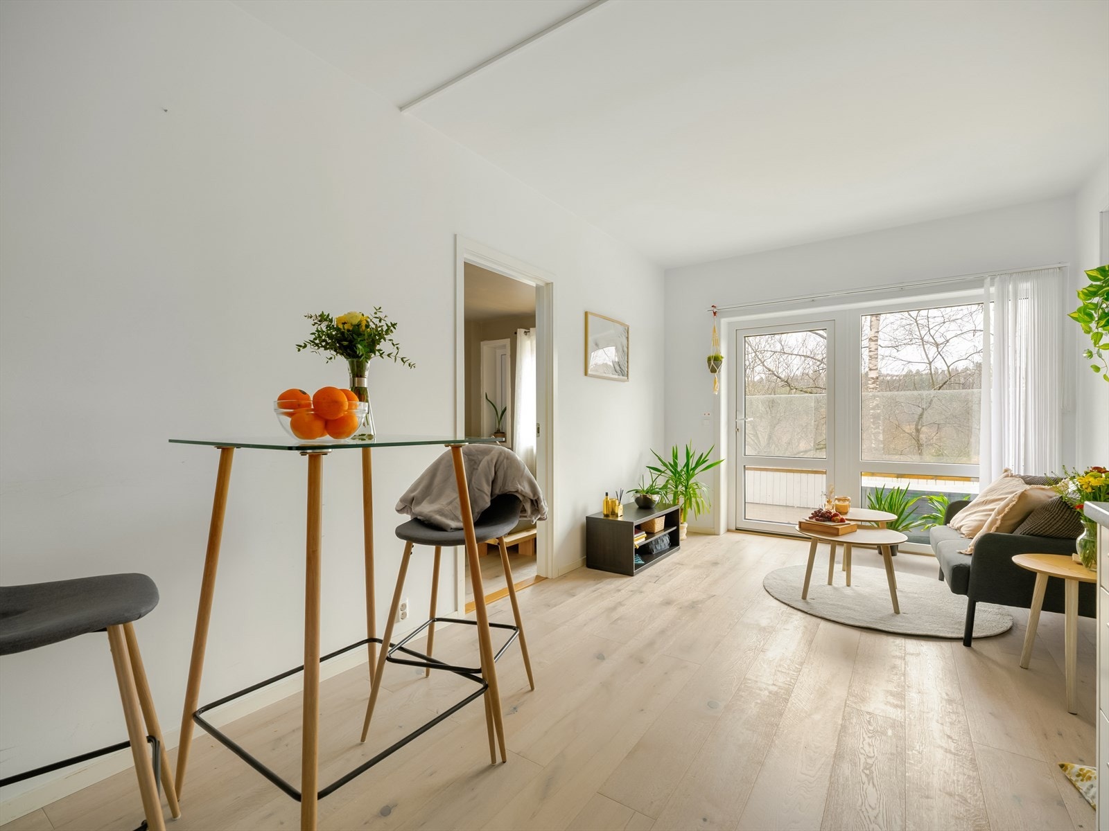 Balkongdør og vindu med store vindusflater sørger for godt med naturlig lys. Galleribilde