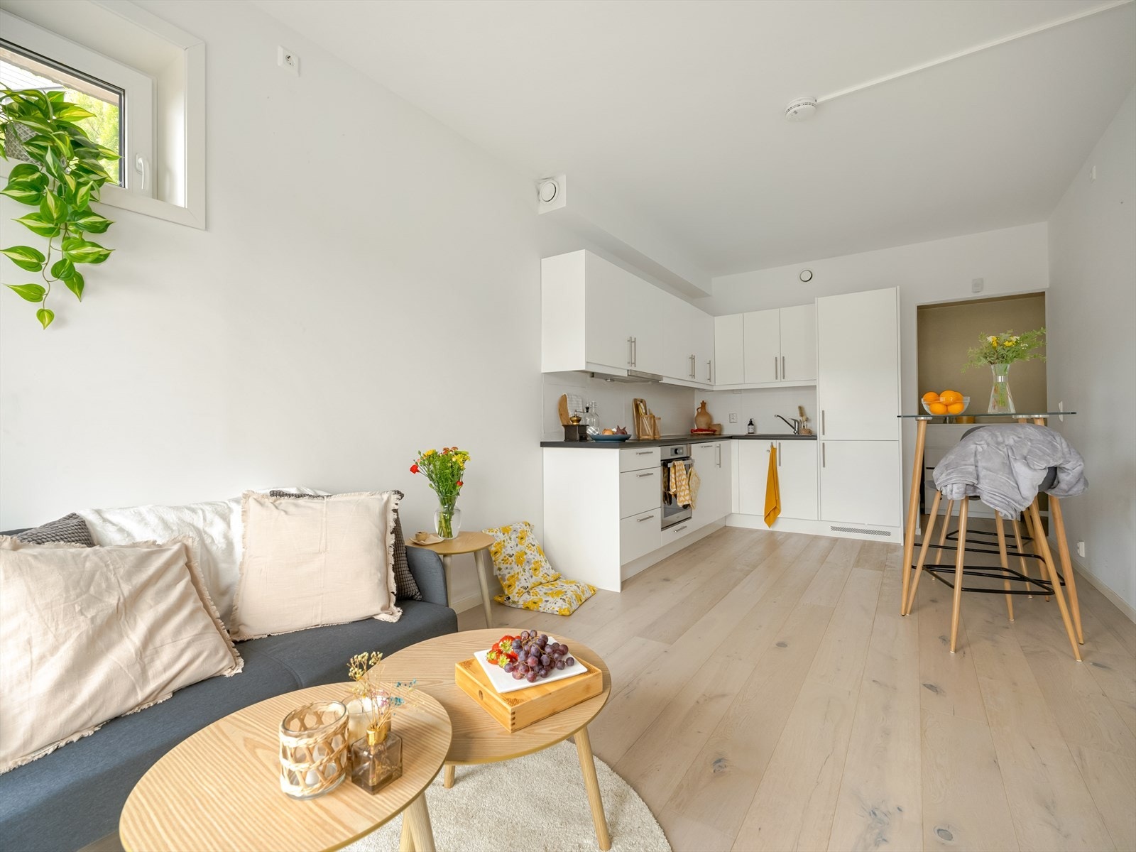 På gulvet er det slitesterkt laminat, og boligen er utstyrt med balansert ventilasjon som tilfredsstiller dagens krav. Galleribilde