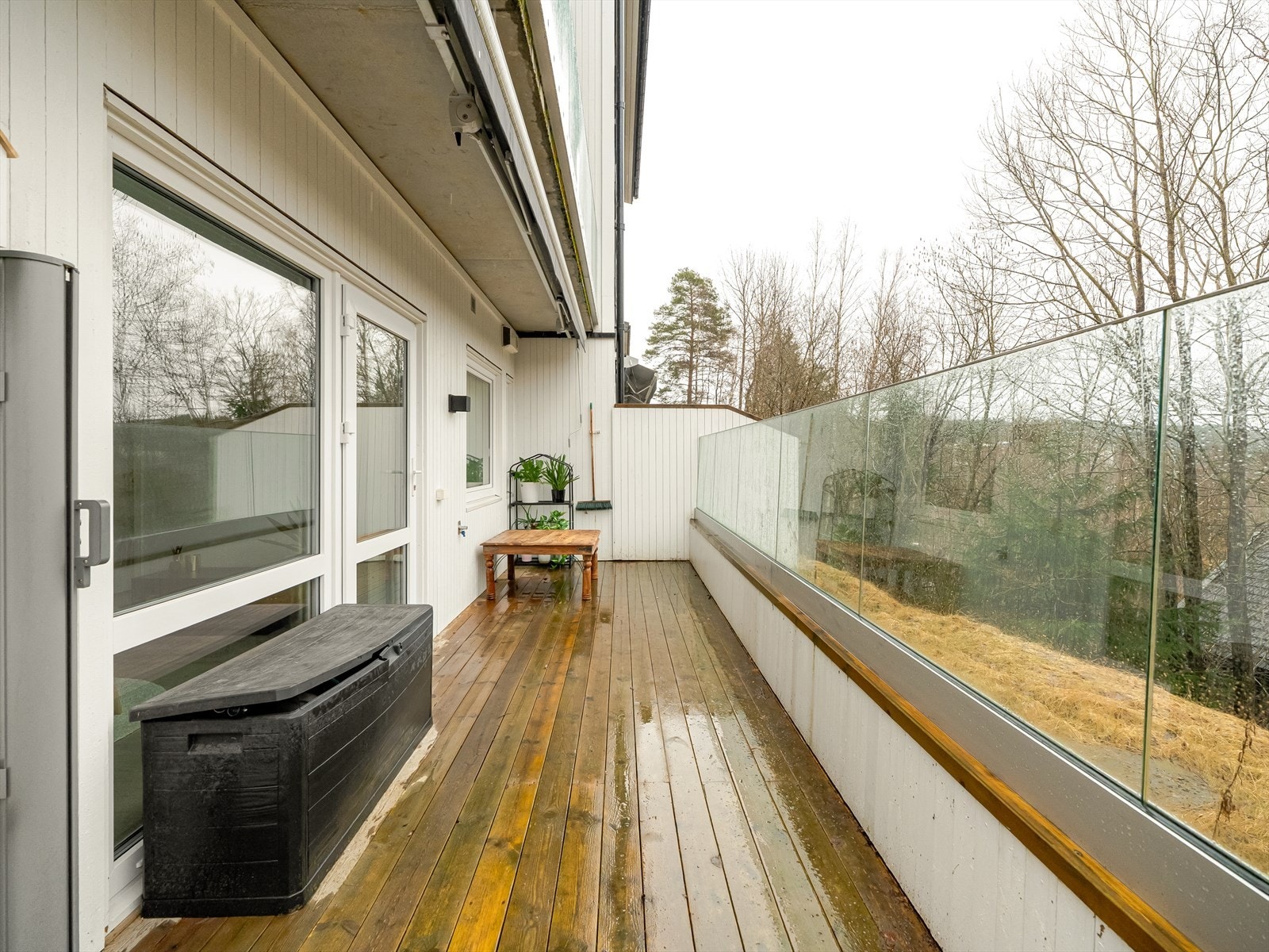 På gulvet er det lagt terrassebord, og det er mye plass. Balkongen fungerer som en forlengelse av stuen og er et nydelig uteareal. Galleribilde