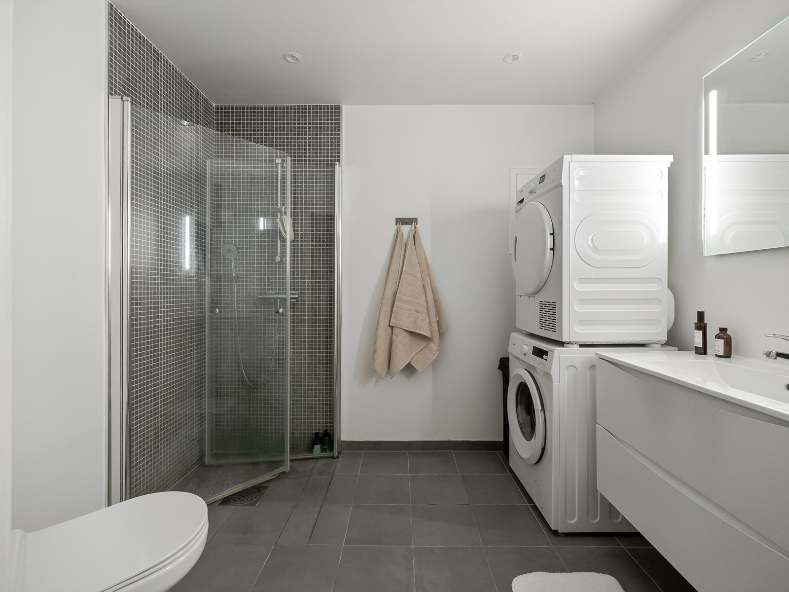 Badet fra 2020 er romslig og flislagt på gulv og i dusjnisje. Det er underliggende gulvvarme og downlights i himling. Galleribilde
