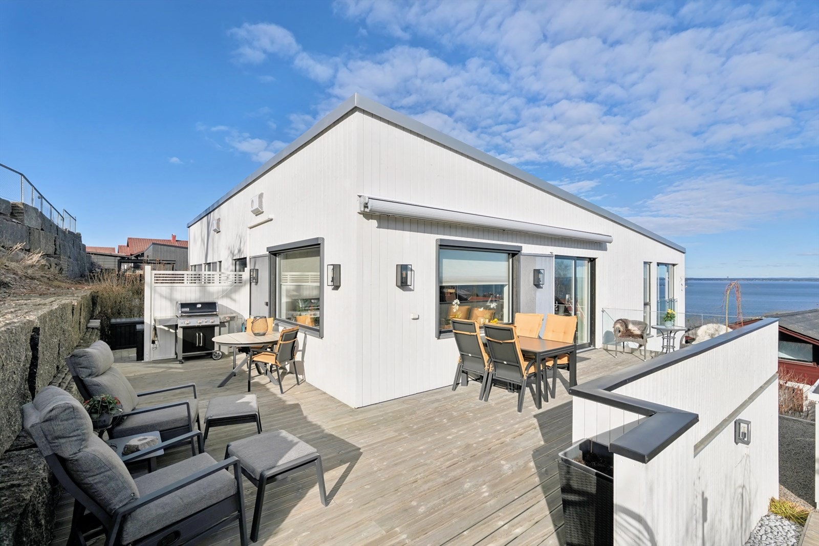 Stor og solrik terrasse ut i fra stuen. Galleribilde
