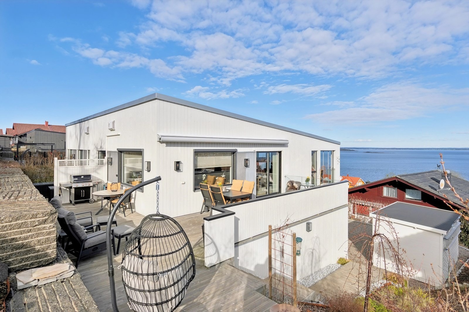 Stor uteplass og pent opparbeidet uteområde. Galleribilde
