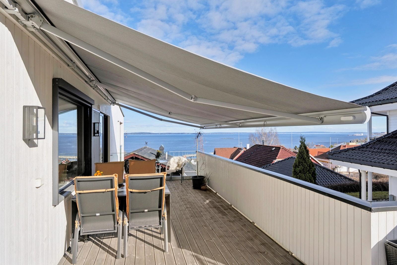 Boligen har både utvendige screens på flere vinduer og stor markise på terrassen. Galleribilde