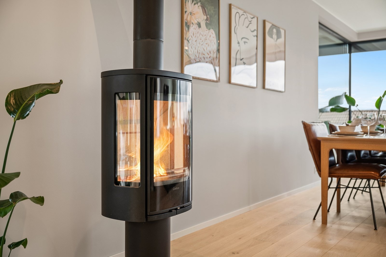En moderne vedovn tilkoblet stålpipe gir ekstra varme og hygge. Galleribilde
