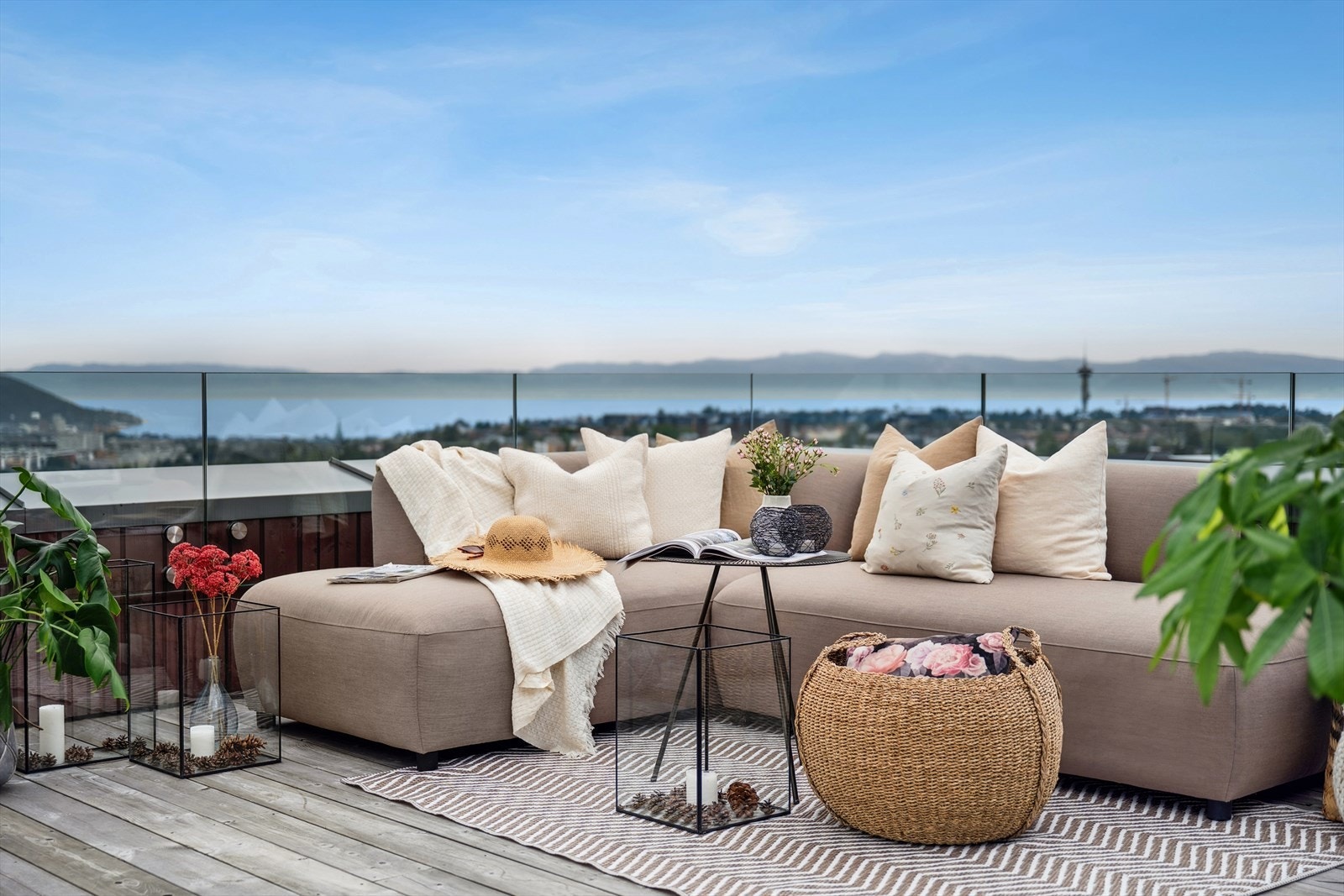 Takterrassen på 32 m² er en fantastisk uteplass med panorama over byen. Galleribilde