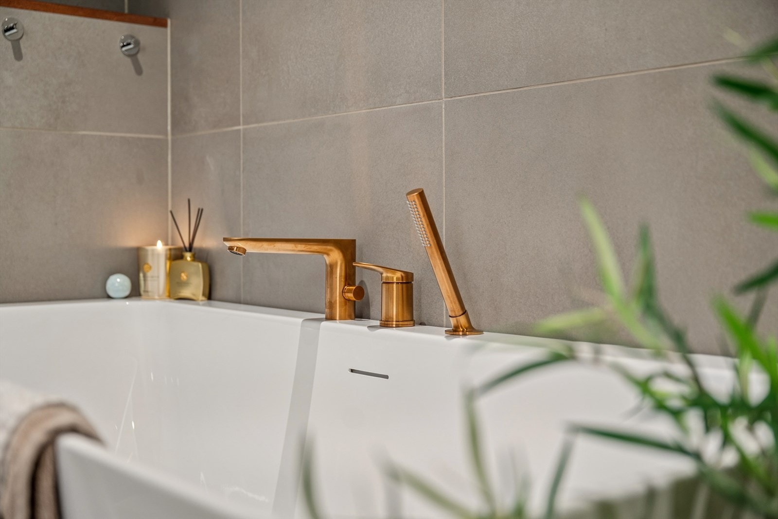 Detaljer som de messingfargede armaturene gir badet et eksklusivt preg. Galleribilde