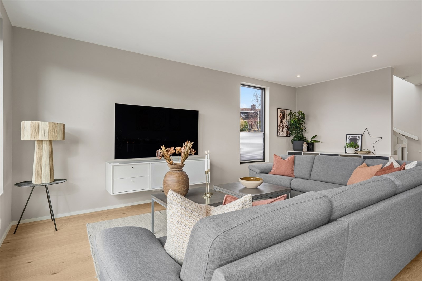 God plass til en romslig sofakrok for hyggelige kvelder. Galleribilde