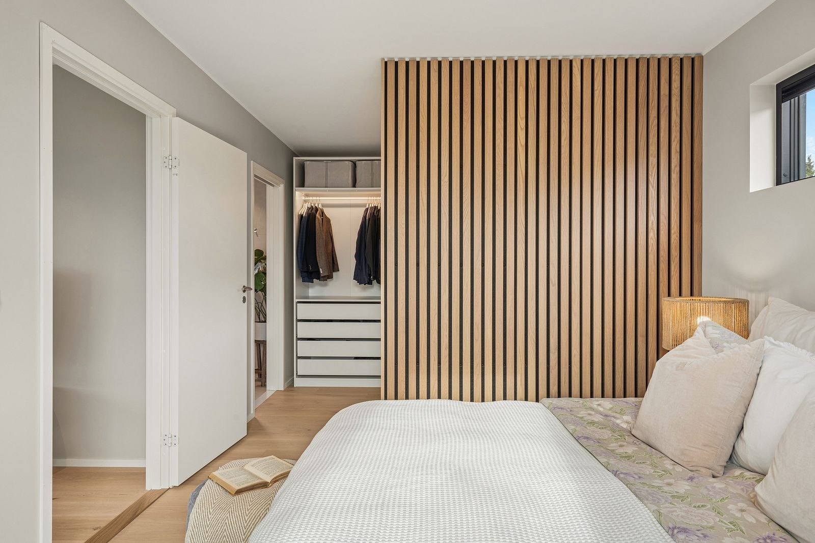 Fra soverommet er det direkte adkomst til et romslig walk-in closet. Galleribilde