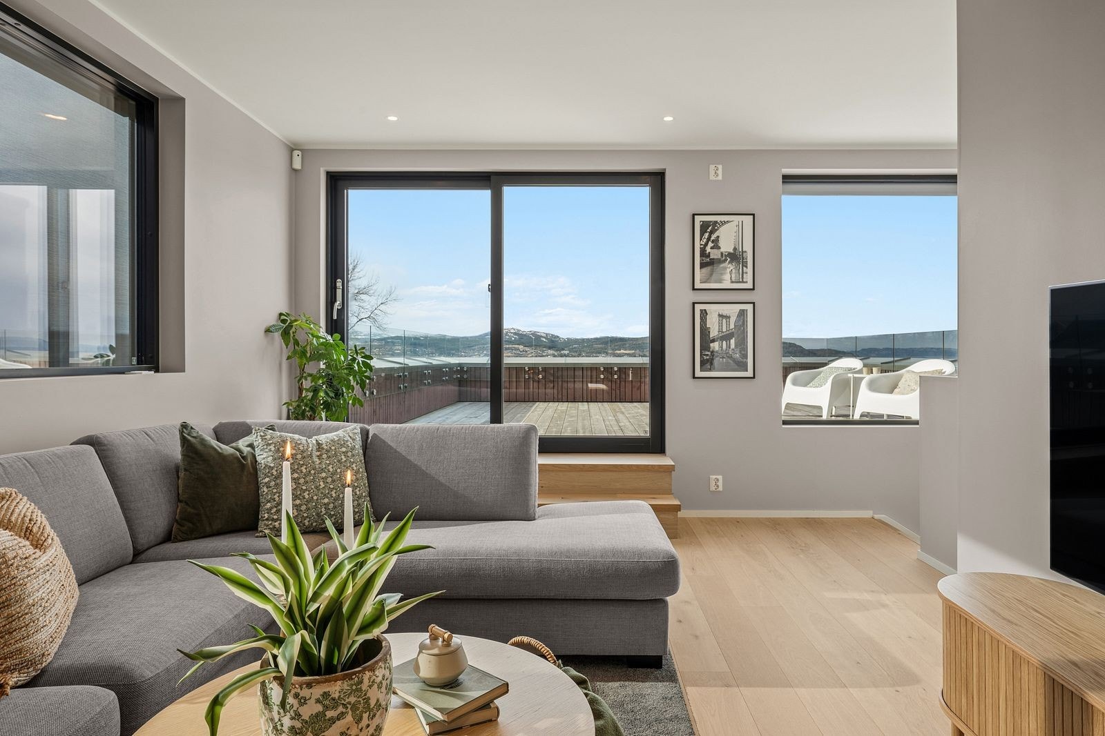 Utgangen til takterrassen er innbydende når sola titter frem. Galleribilde