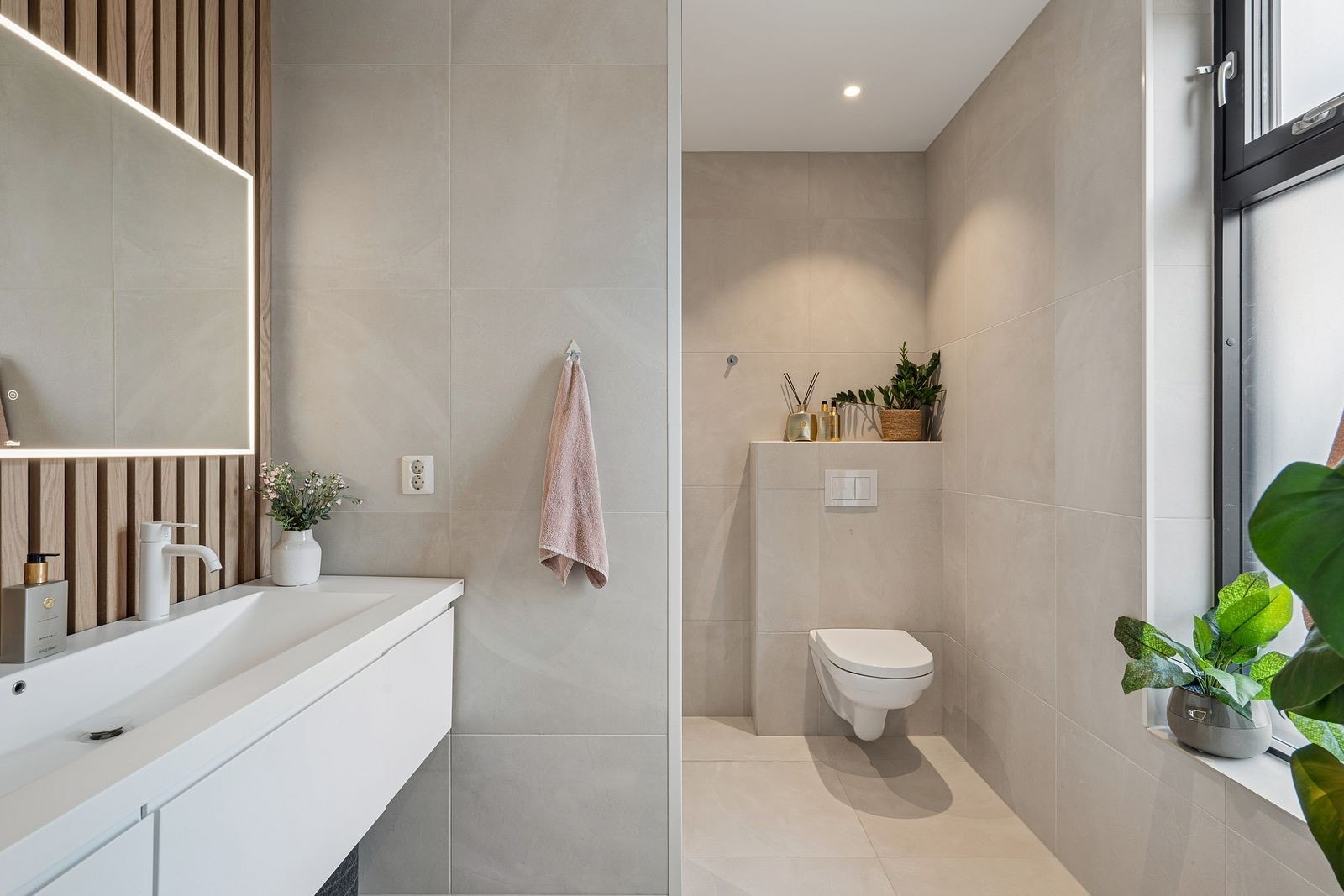 Badet har vannbåren gulvvarme og balansert ventilasjon. Galleribilde