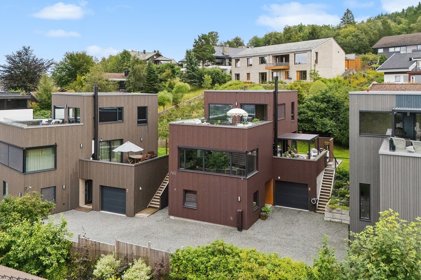 Moderne enebolig fra 2022, beliggende på et høydedrag på Steinan med flott utsikt over Trondheim. Galleribilde