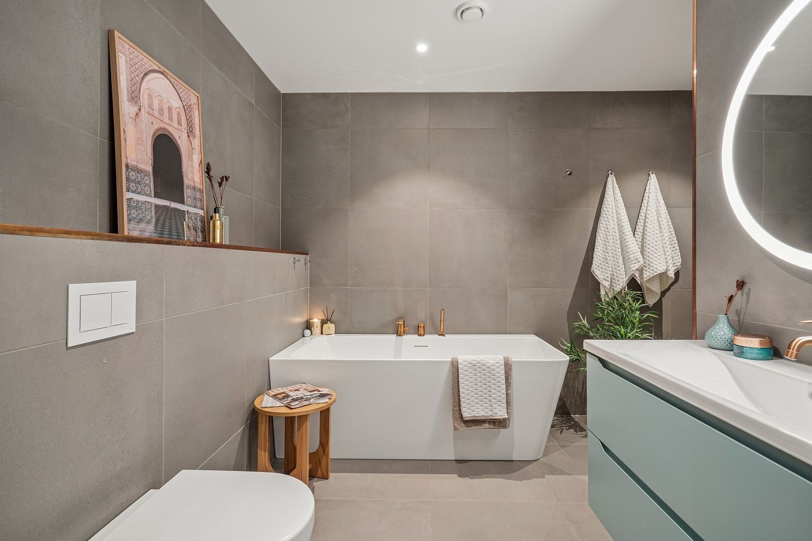 Badet i sokkeletasjen er helfliset og utstyrt med både dusjnisje og badekar. Galleribilde