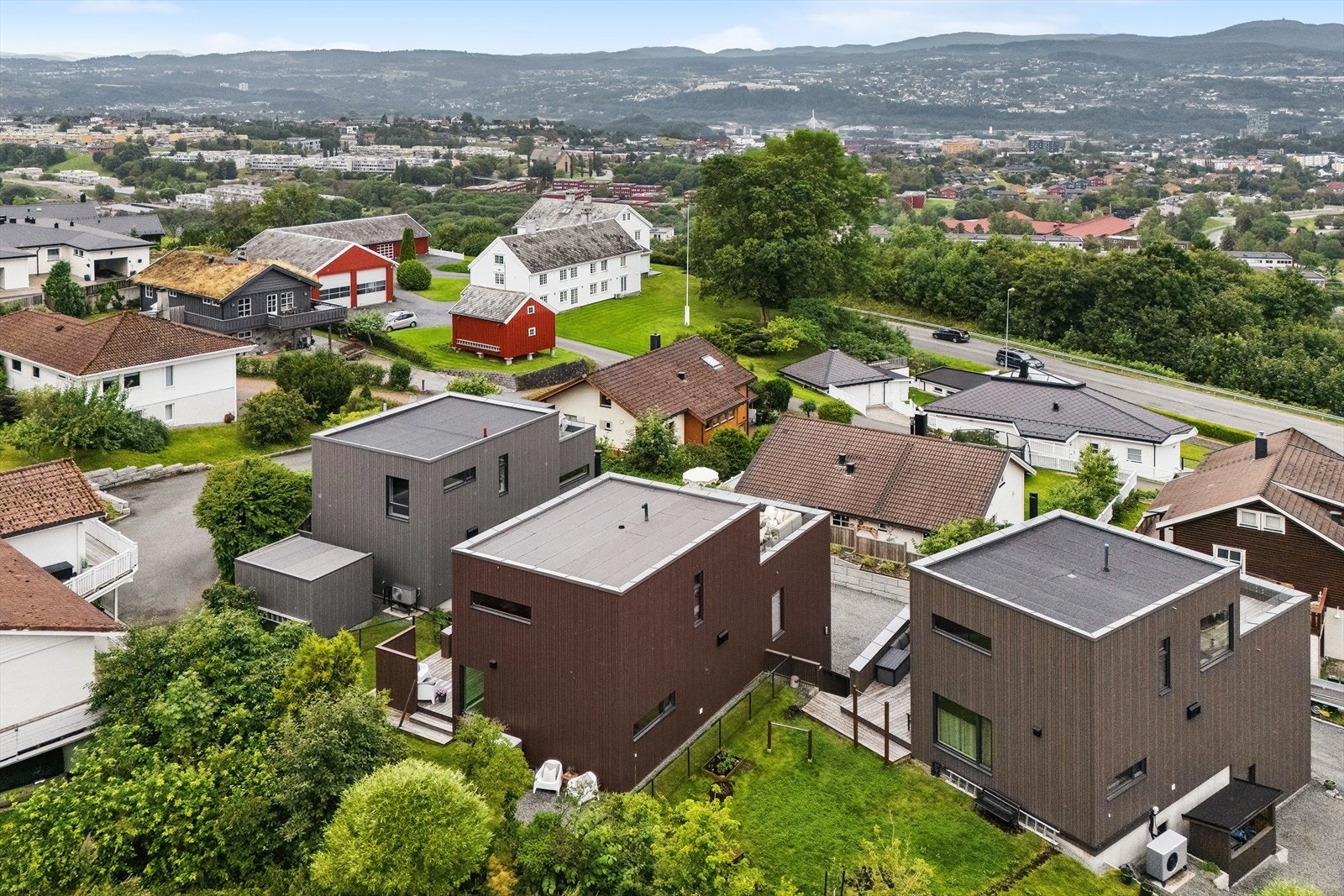 Eiendommen har umiddelbar nærhet til Estenstadmarka med helårs turterreng, preparerte skiløyper og badevann. Galleribilde