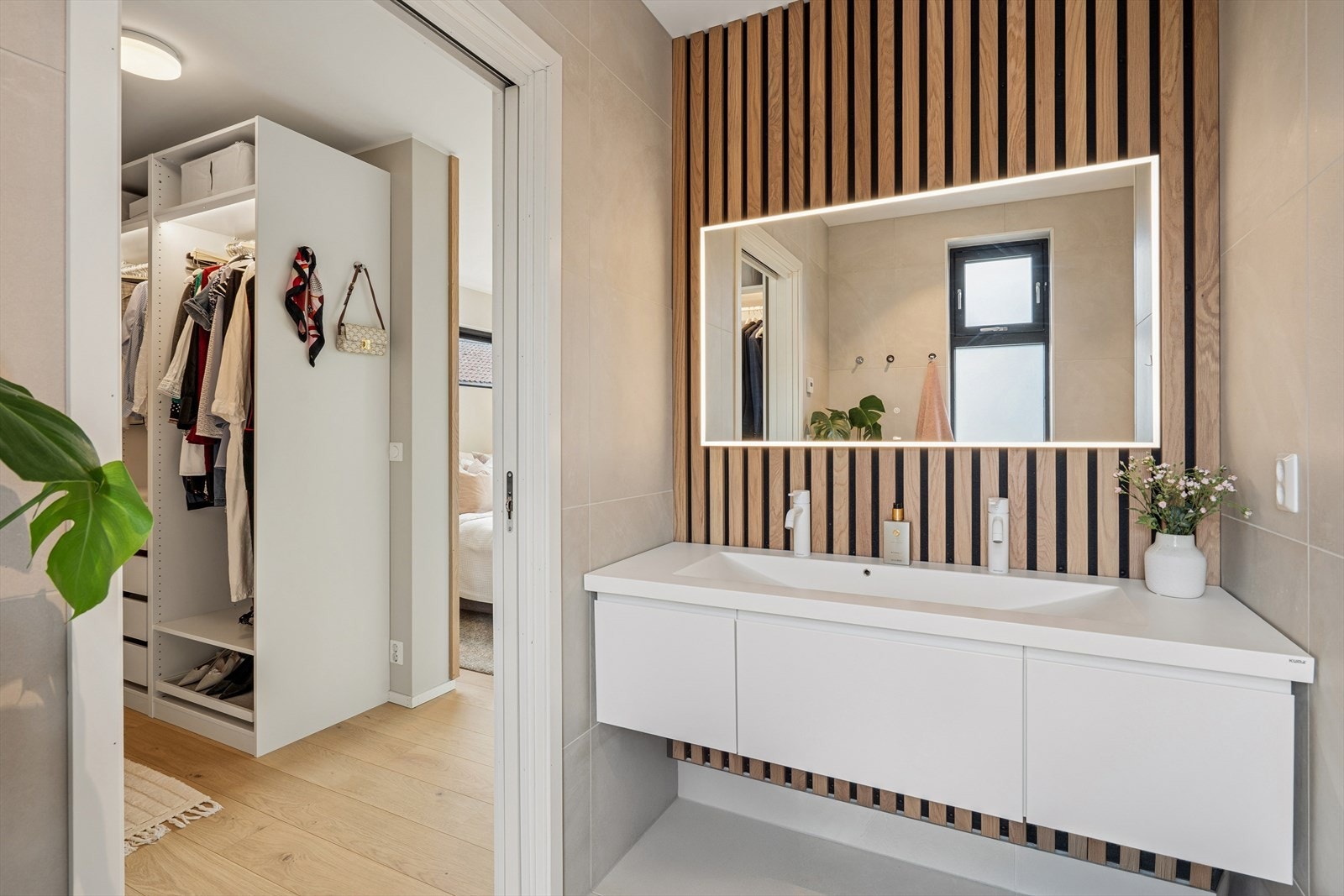 Badet i andre etasje har en kombinasjon av fliser og spiler på veggene. Galleribilde