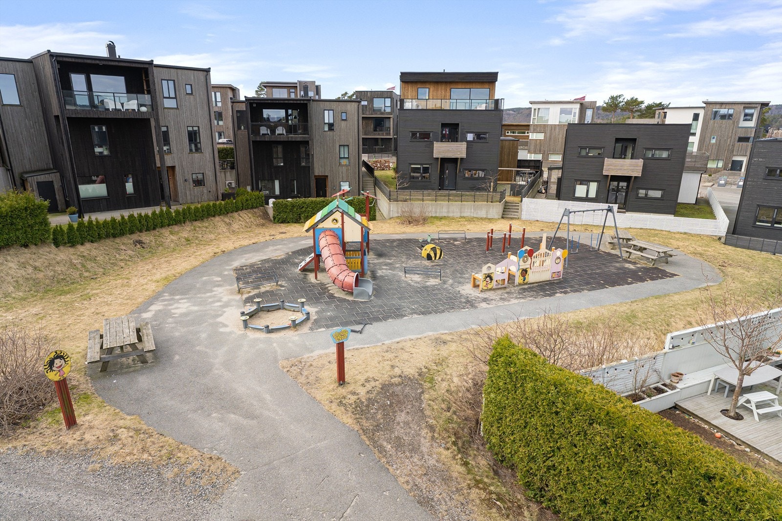 Lekeplass rett utenfor boligen - et trygt og barnevennlig område med minimal trafikk. Perfekt for familier som ønsker en enkel og bekymringsfri hverdag for barna. Galleribilde