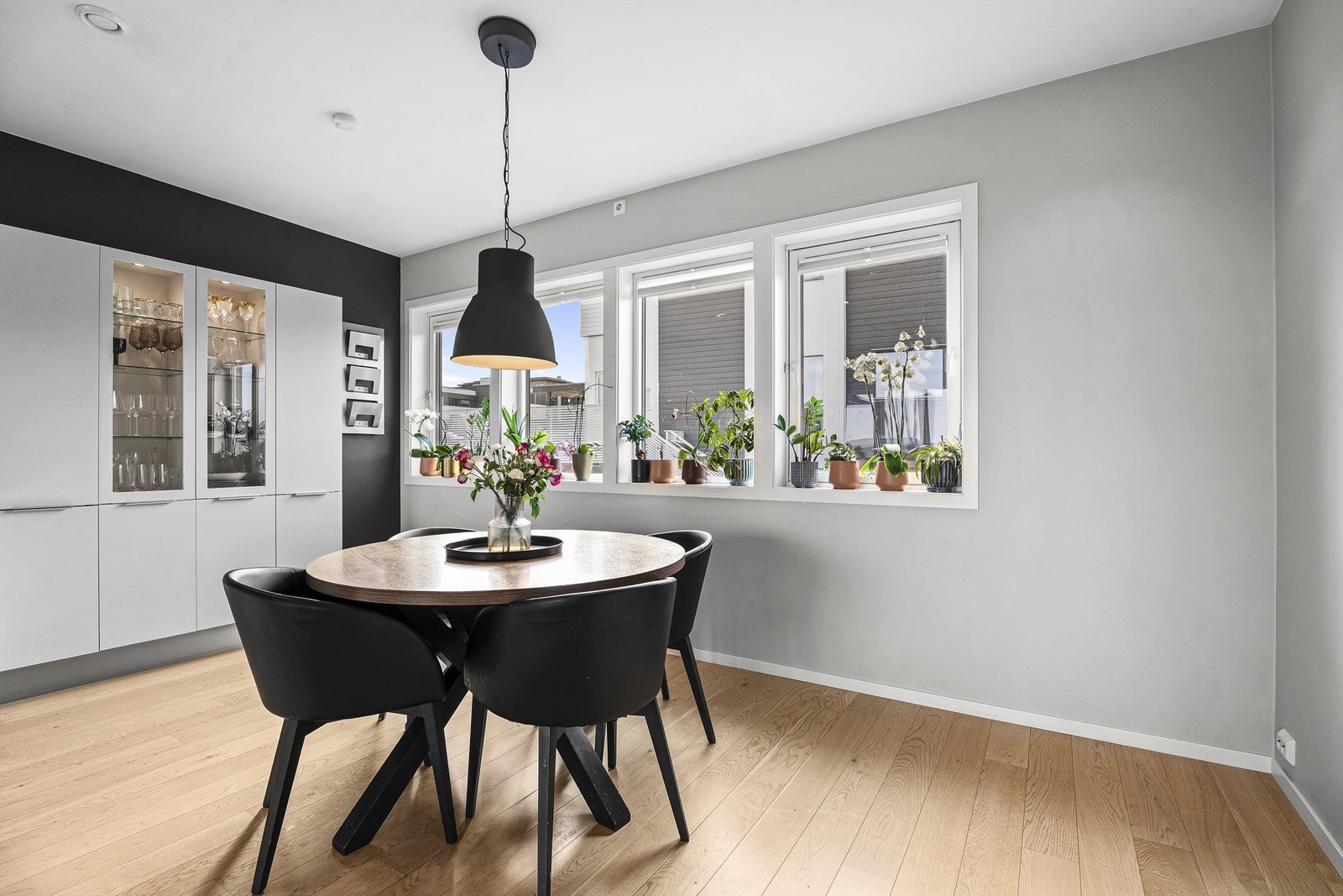Det er også gode oppbevaringsmuligheter til høyskap. Her er det mulighet for en større spisegruppe også. Galleribilde