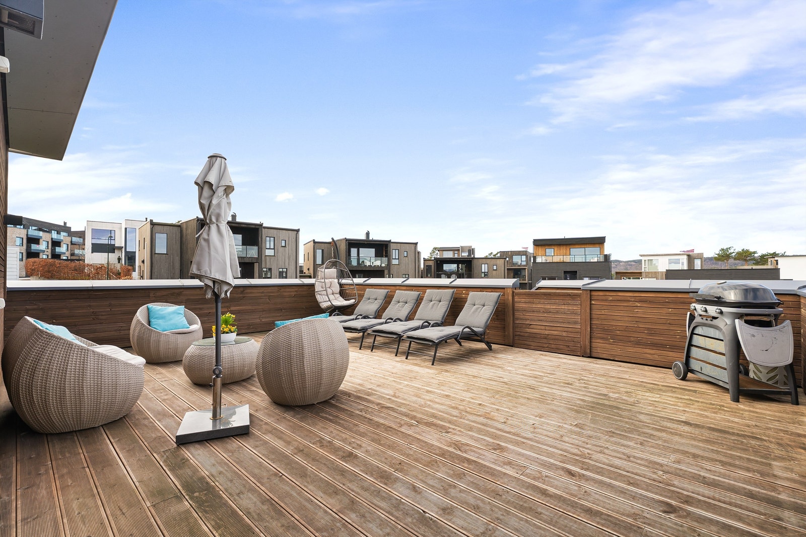 Her kan du nyte solen hele dagen - med plass til både grill, lounge og hyggelige kvelder med familie og venner Galleribilde