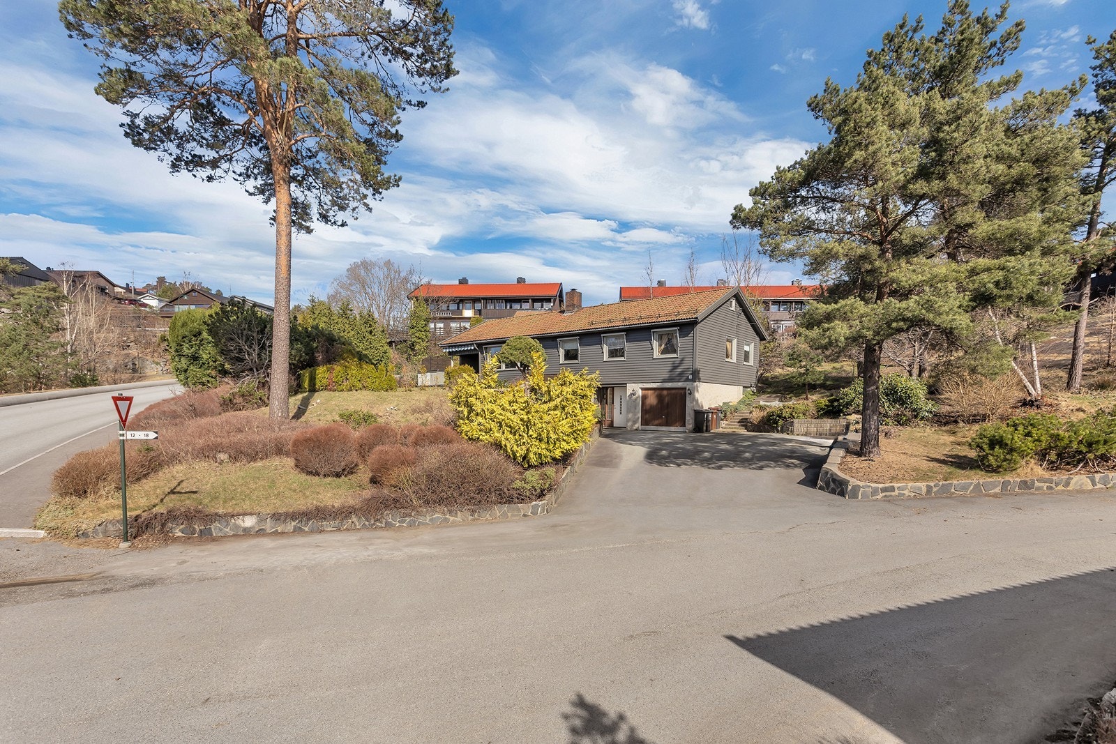 Rolig og barnevennlig beliggenhet i boligområde som i hovedsak består av eneboliger og rekkehus Galleribilde