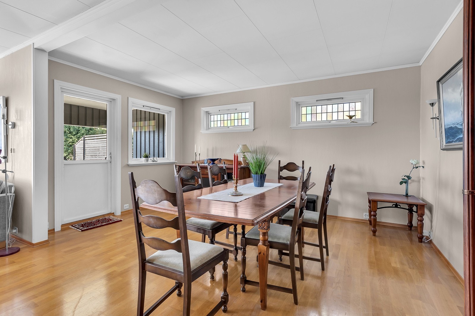 Spisestue med utgang til veranda og hage Galleribilde