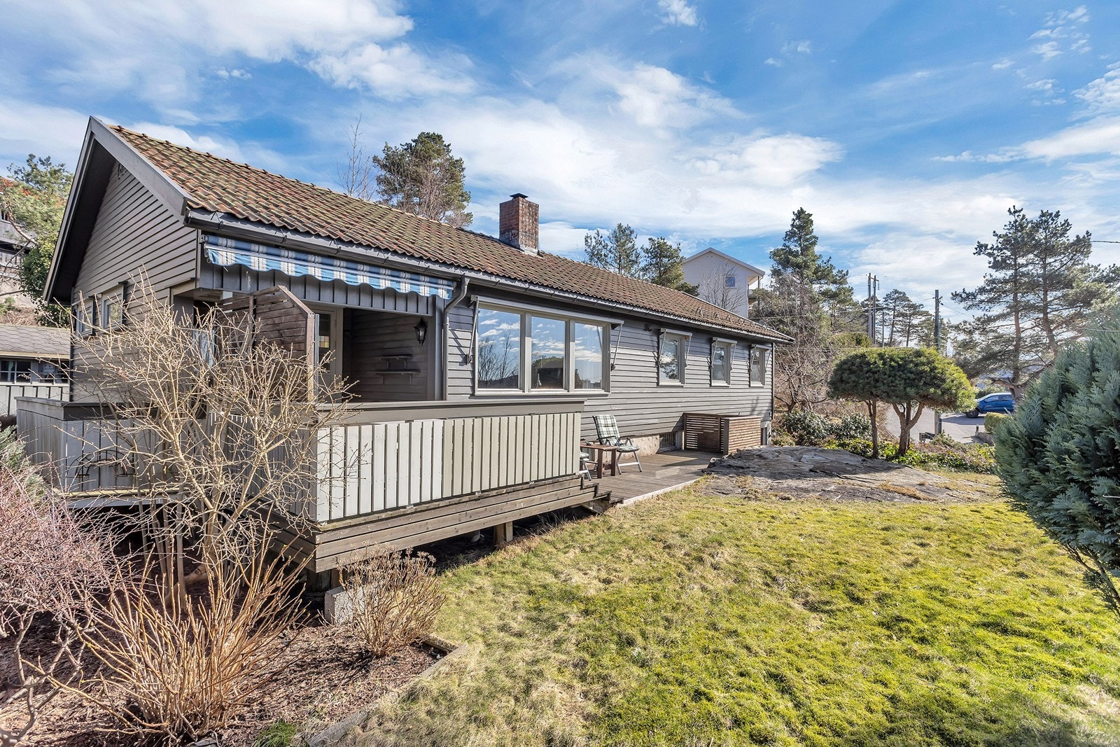 Stor, solrik og usjenert tomt Galleribilde