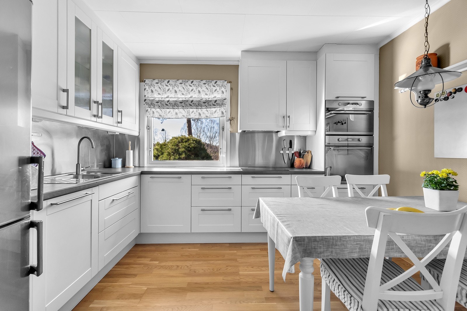 Pent kjøkken med spiseplass Galleribilde