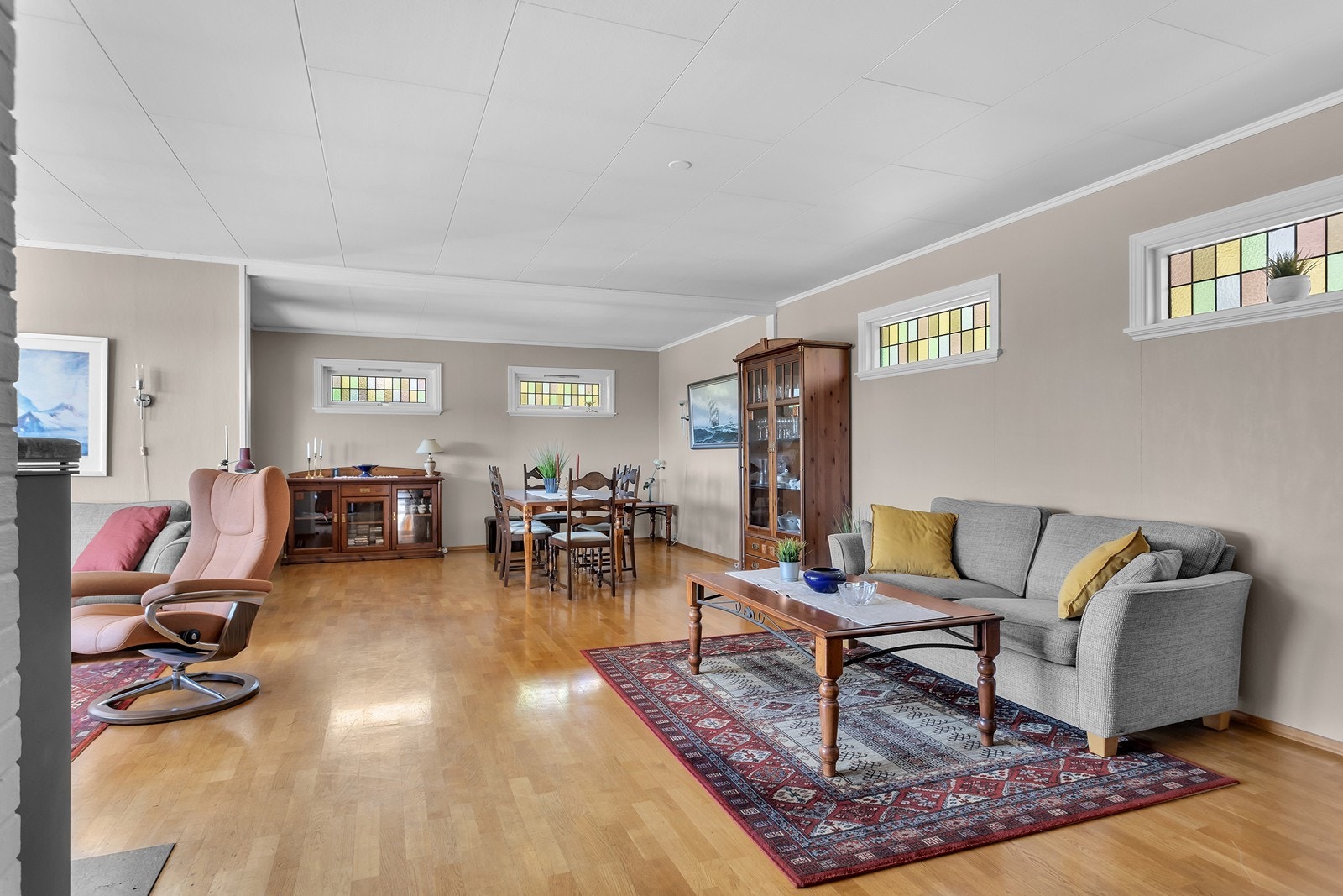 God plass til både spisebord og sofagruppe Galleribilde