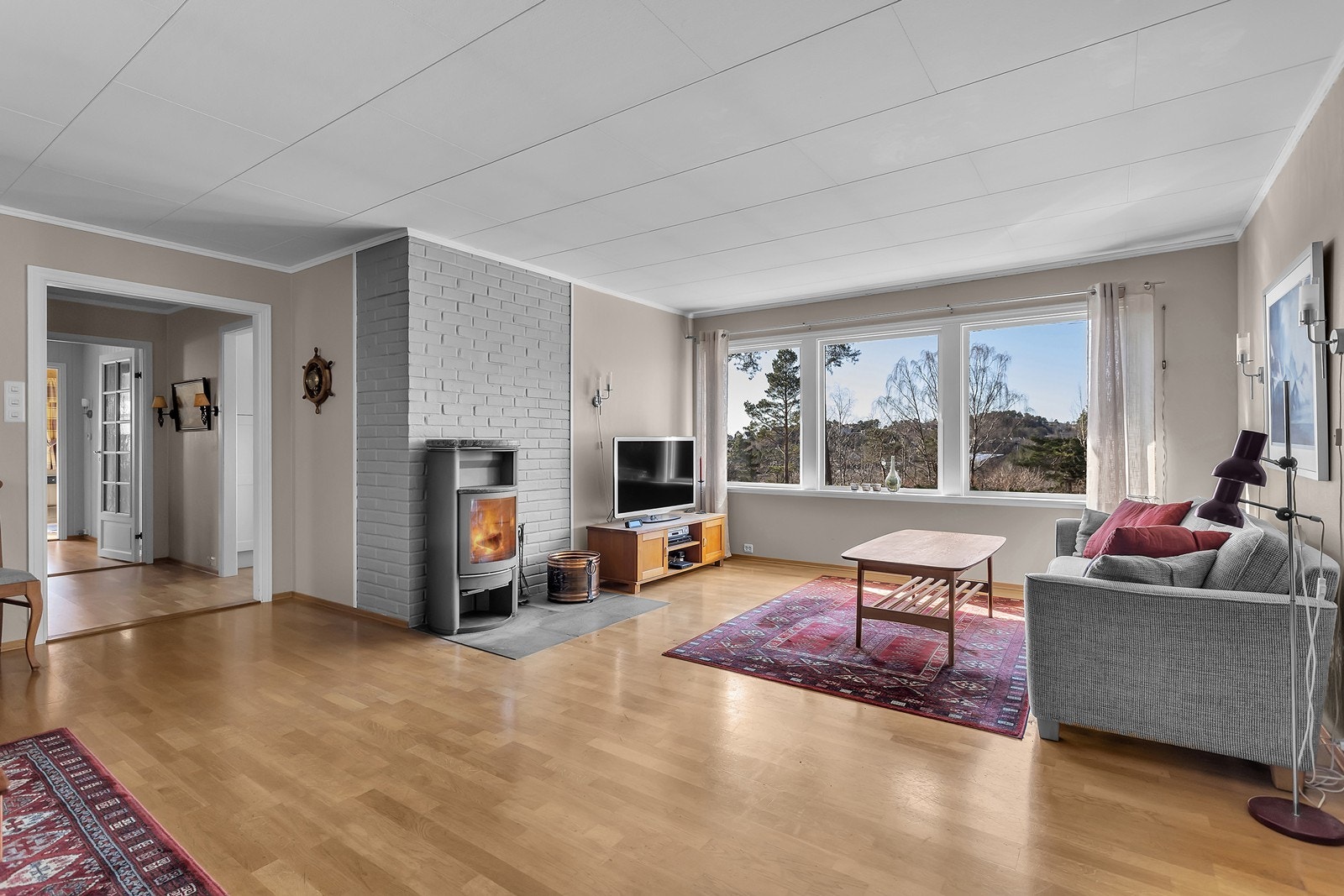 Lys og romslig stue med store vinduer Galleribilde