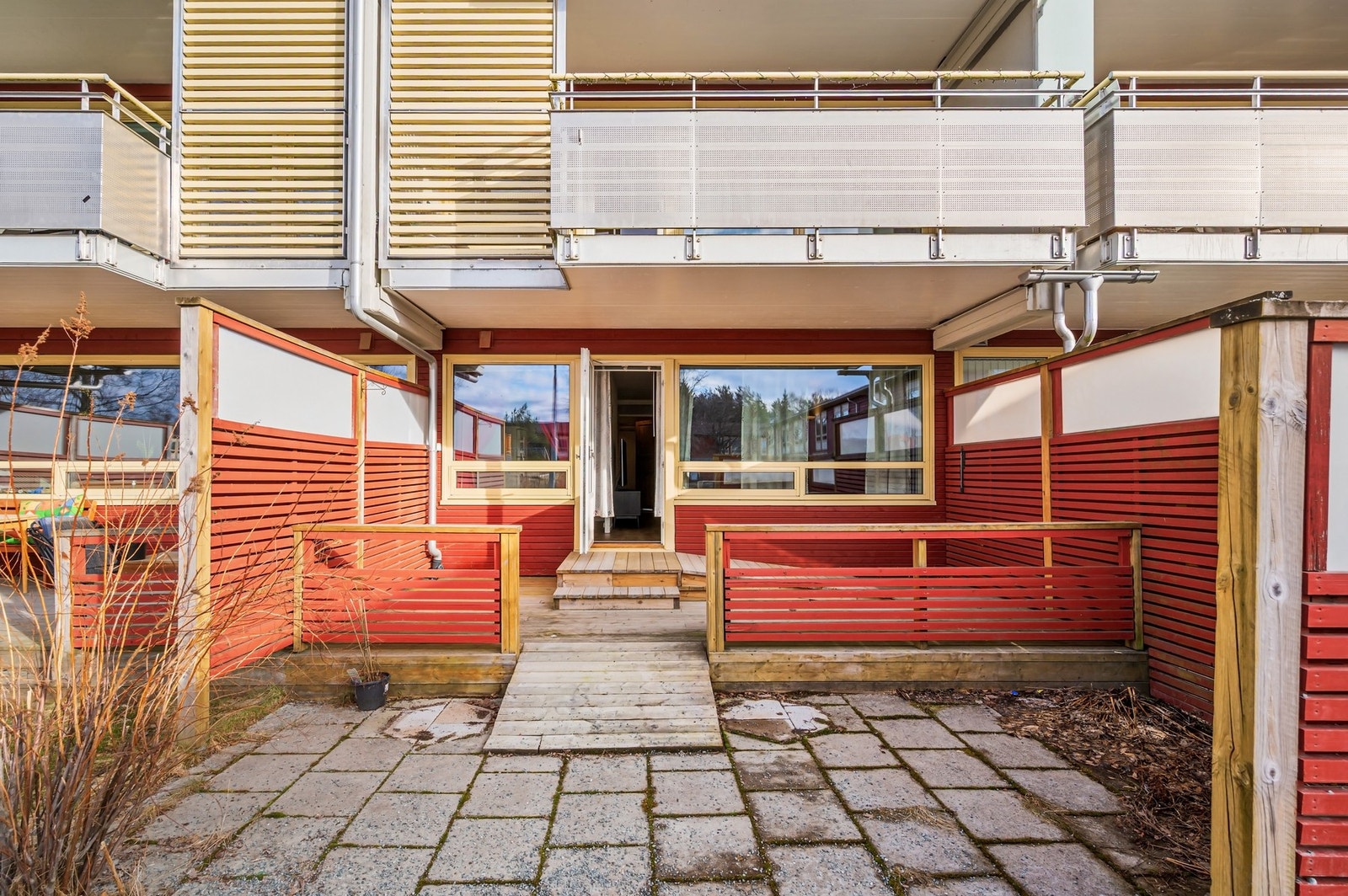 Pent opparbeidet og steinlagt uteplass ved terrassen. Galleribilde