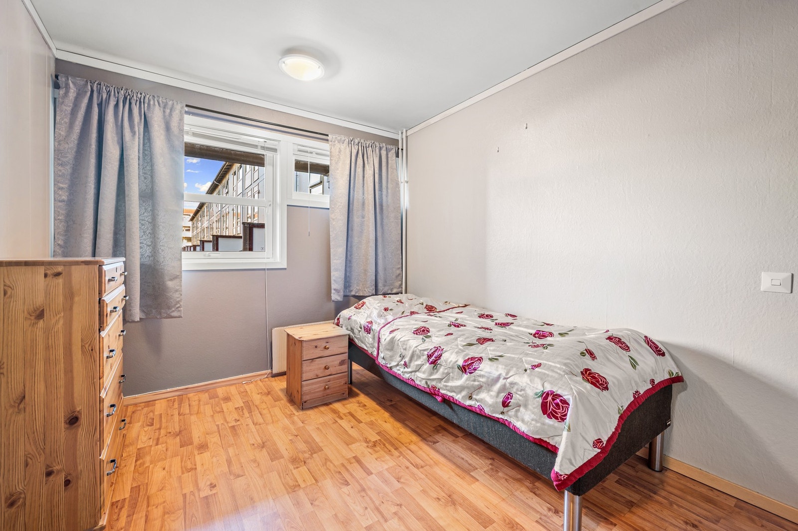 Romslig soverom på 10,5m² med god plass til stor seng og tilhørende møblement. Galleribilde