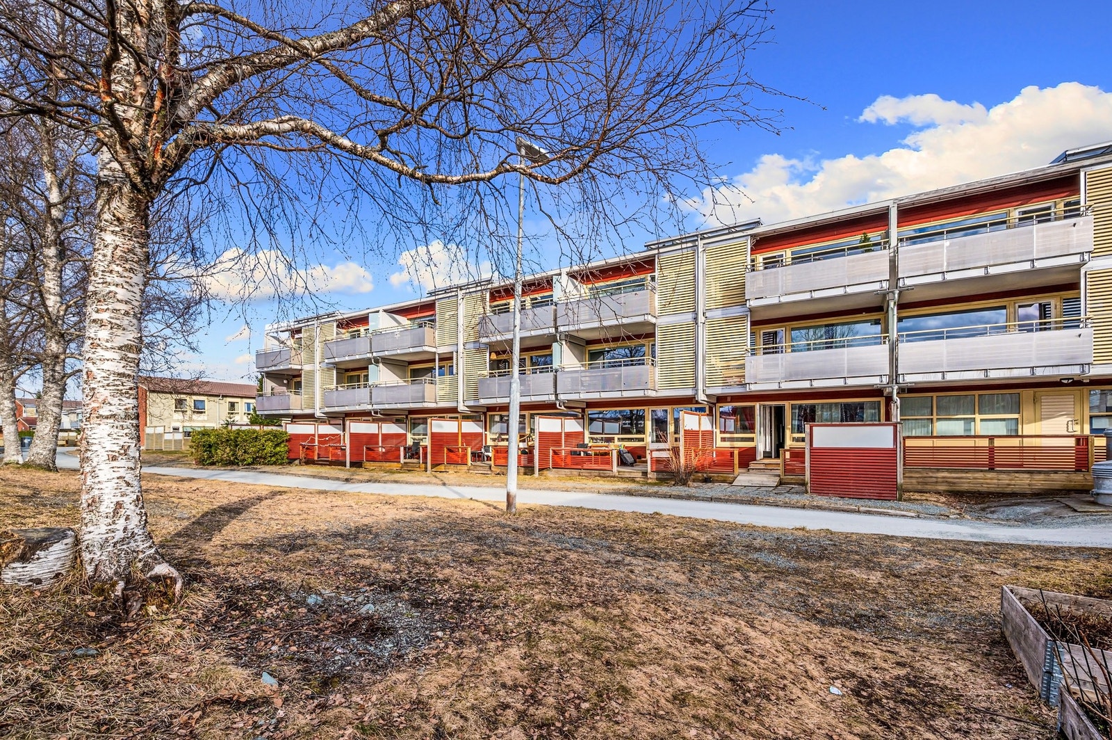 Det medfølger fast parkeringsplass i kjeller som er inkludert i de månedlige felleskostnadene. Det er tilrettelagt for el-billader på p-plassen. Galleribilde