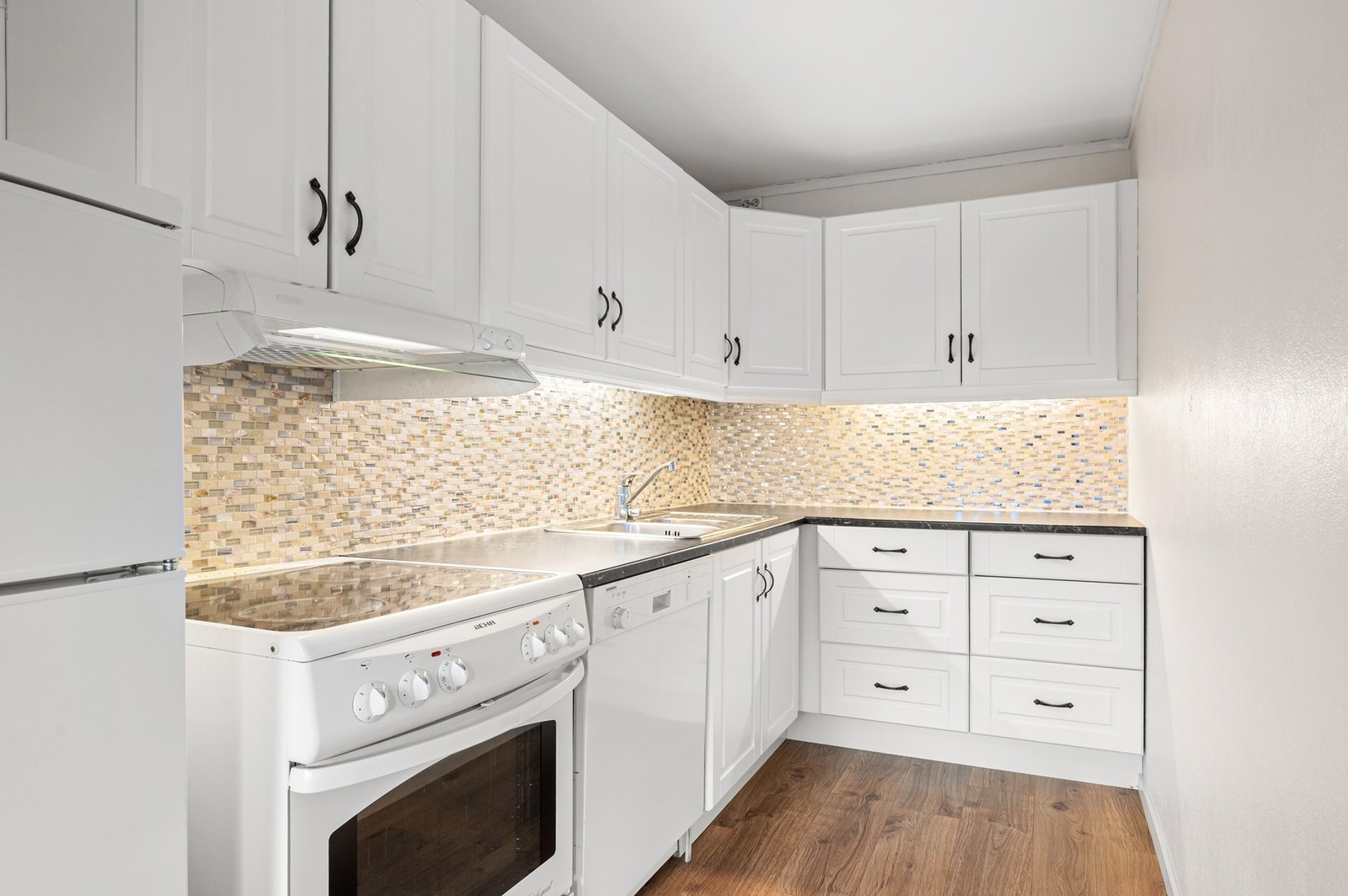 Kjøkkenet er på 7,4m² med et praktisk skille mellom stue og kjøkken. Galleribilde