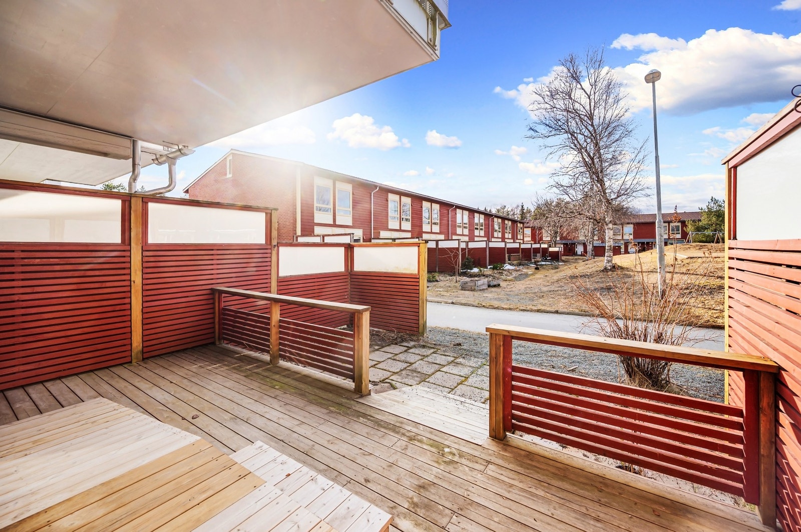 En herlig uteplass på baksiden av leiligheten. Her kan du nyte fine sommerdager med gode solforhold. Galleribilde