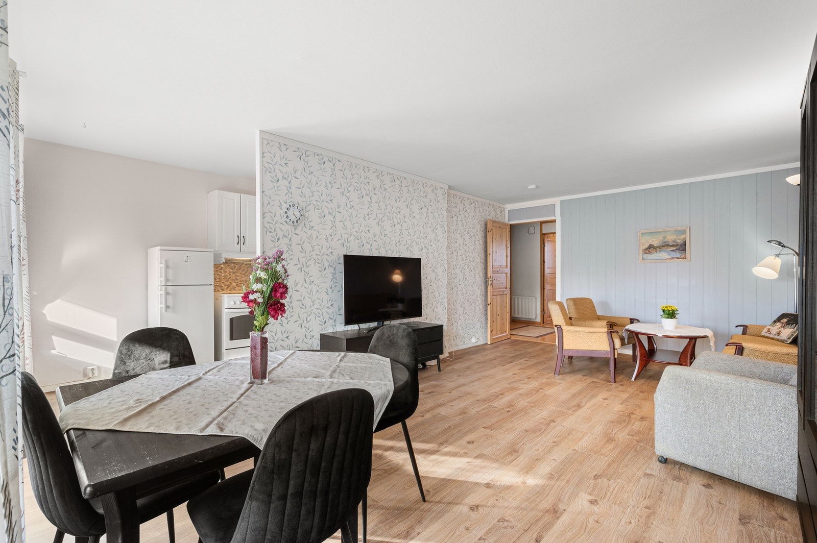 Leiligheten er totalt på 59m² BRA. Det medfølger fast parkeringsplass i kjeller hvor det er tilrettelagt for el-billader. Det er også en ekstra bod i kjeller for oppbevaring. Galleribilde