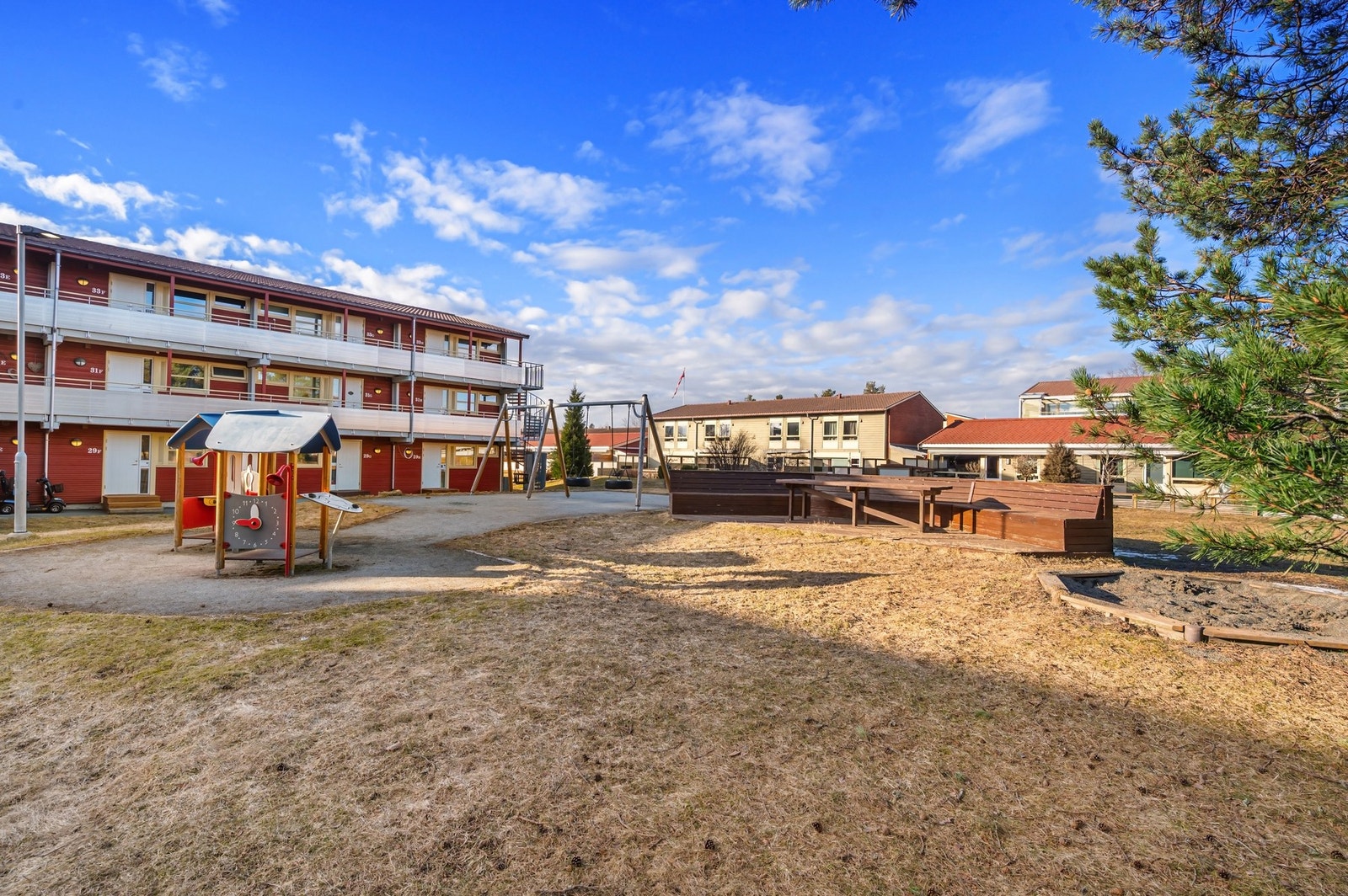 urterreng, lysløype, skog og utmark i umiddelbar nærhet. Rolig boområde nært Heimdal Sentrum. Gangavstand til butikk, barne- og ungdomsskole, barnehage og bussforbindelse. Galleribilde