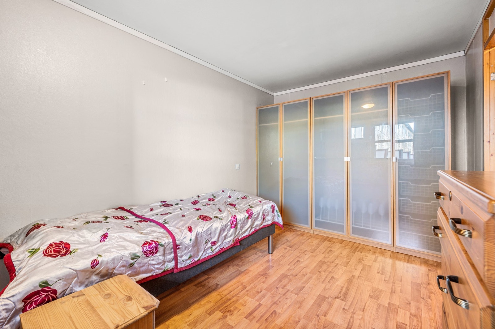 Stort garderobeskap på soverommet for oppbevaring av klær og diverse. Galleribilde