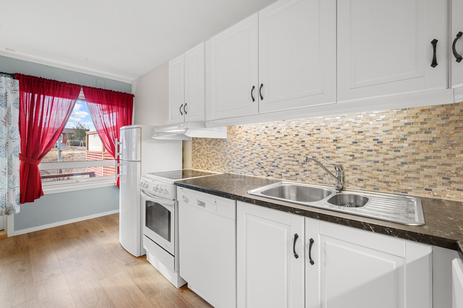 Overflater og kjøkkeninnredning har fått tilstandsgrad 1 av takstmann. Galleribilde