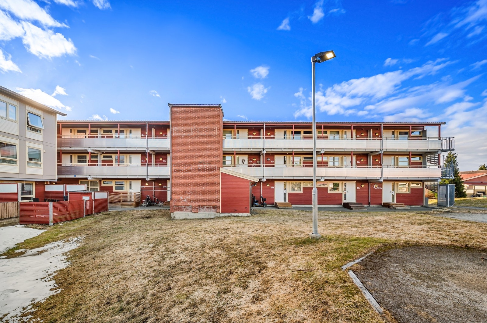 Her bor man nært til de aller fleste fasiliteter og gåavstand til Heimdal sentrum. Kort vei til Saupstad skisenter. Ca. 8-10 minutt til Tiller hvor du har City Syd og Tiller torget med gode shopping muligheter. Galleribilde