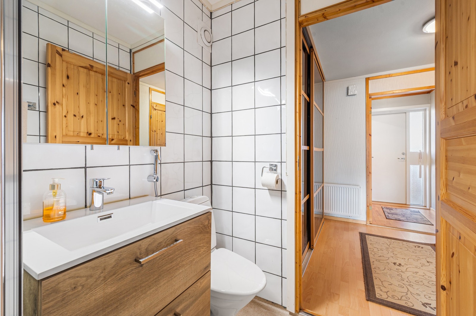 Oppgradert innredning på badet med god plass til velværeprodukter og håndklær. Galleribilde