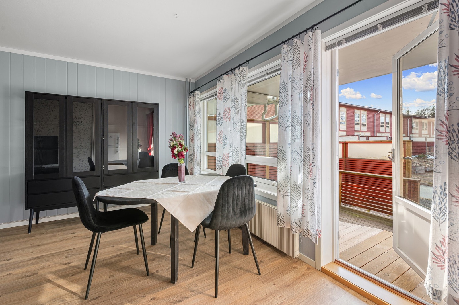 Det er god plass til sofagruppe, tv-seksjon og spisegruppe i stuen på 24m². Galleribilde