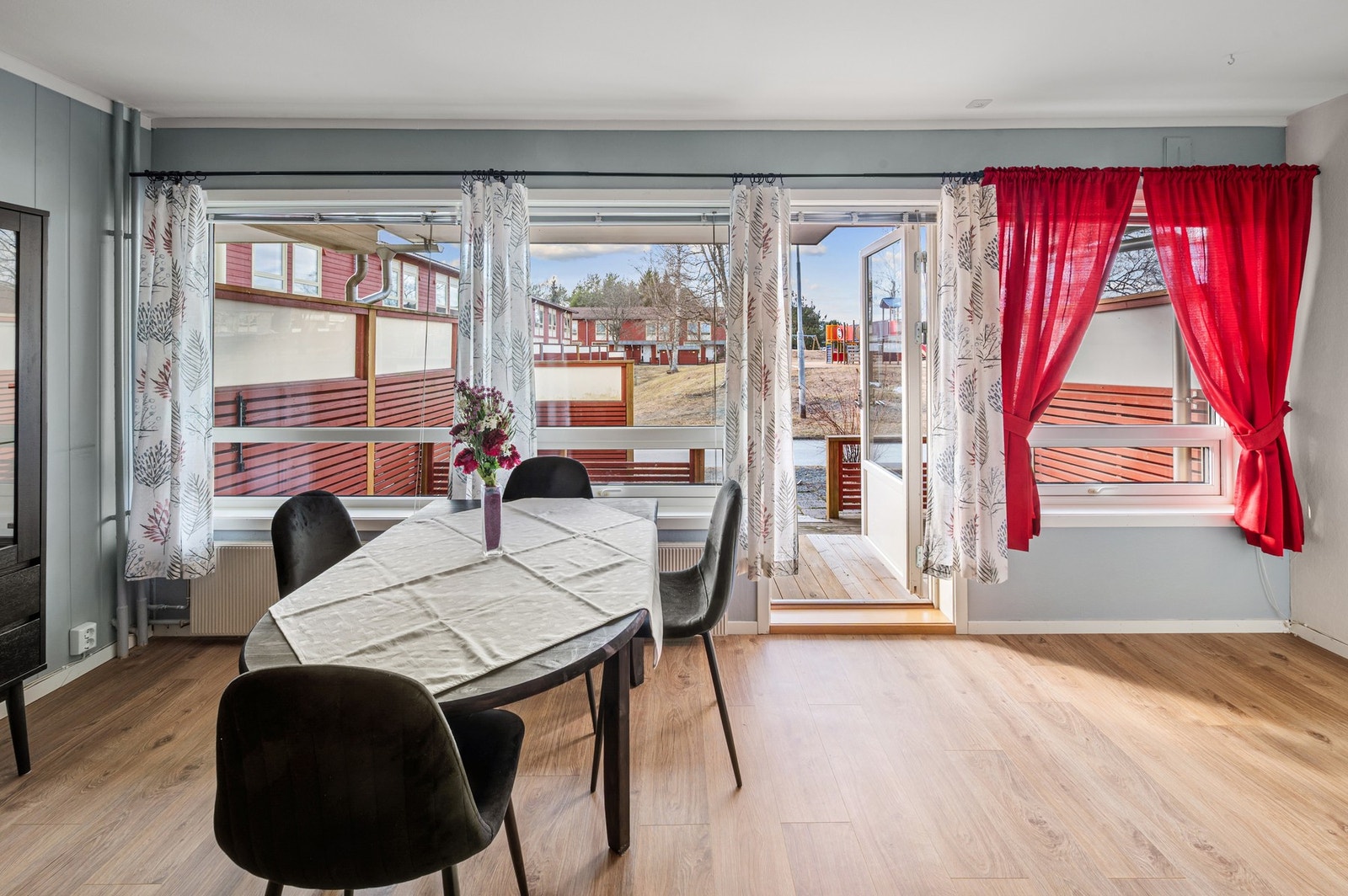 Leiligheten har en flott uteplass på baksiden av leiligheten. Terrasse på 14m² med gode solforhold. Galleribilde