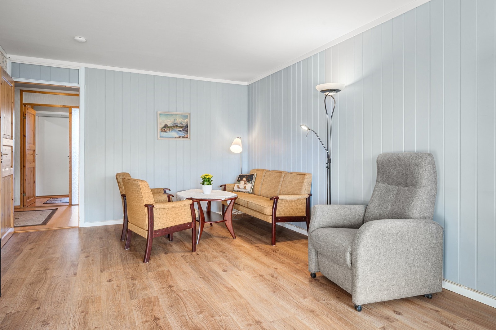 "ALT" inkludert i de månedlige felleskostnadene. (Oppvarming via fjernvarme, varmtvann, kabel-tv/internett, kommunale avgifter, parkering m.m.) Galleribilde