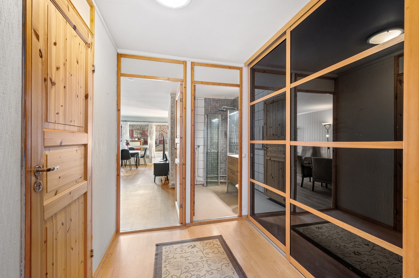 Gang på 5,6m² med praktisk skyvedørsgarderobe for oppbevaring. Galleribilde