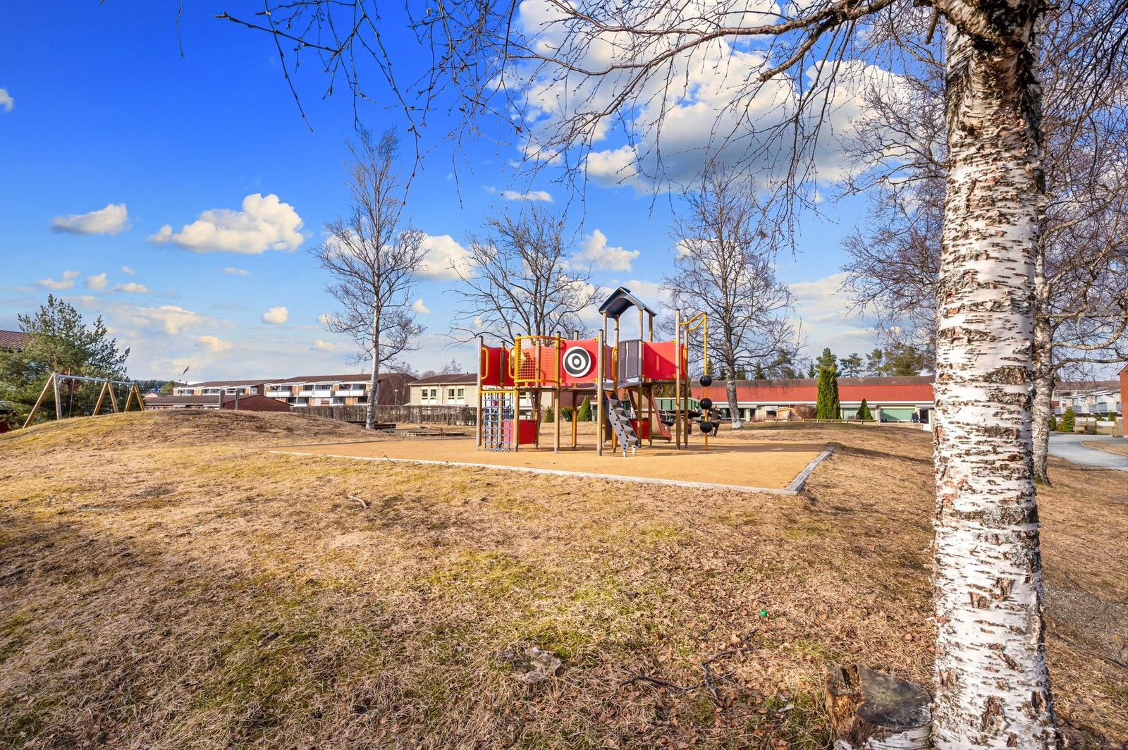 Borettslaget har flotte felles arealer med internveier og lekeplasser. Galleribilde