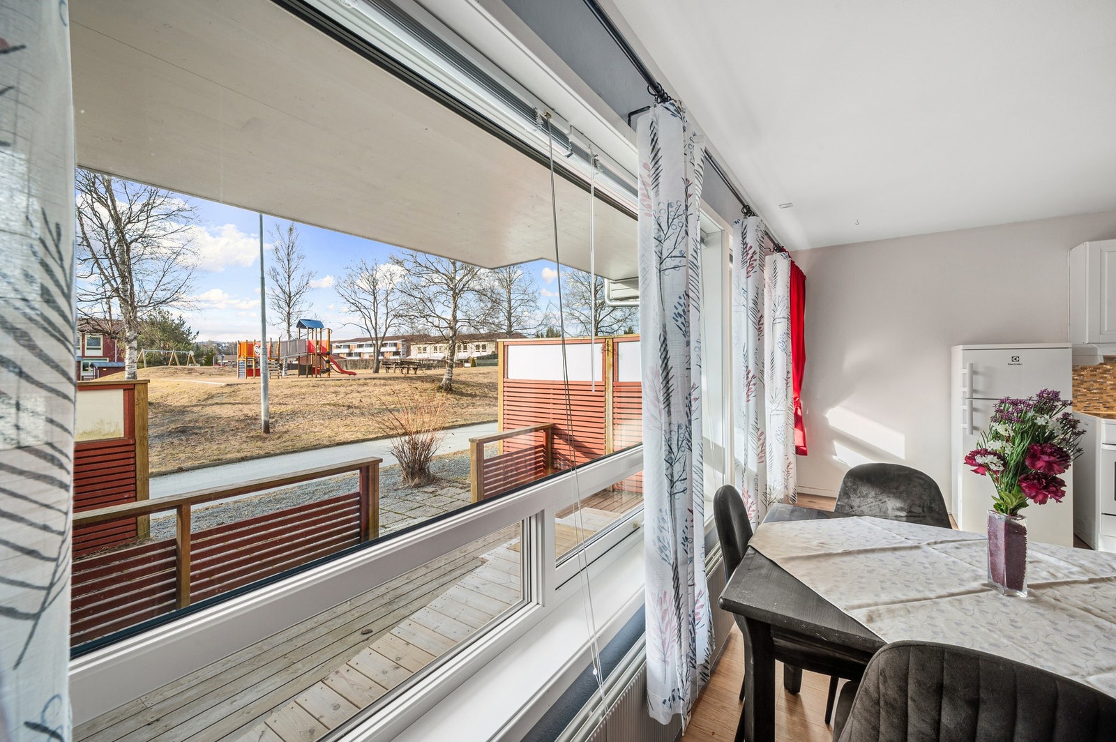 Leiligheten ligger i et rolig og barnevennlig boligområde på Kattem. Det er gangavstand til skole, barnehage, dagligvarebutikk og bussholdeplass med hyppige avganger til Trondheim sentrum. Galleribilde