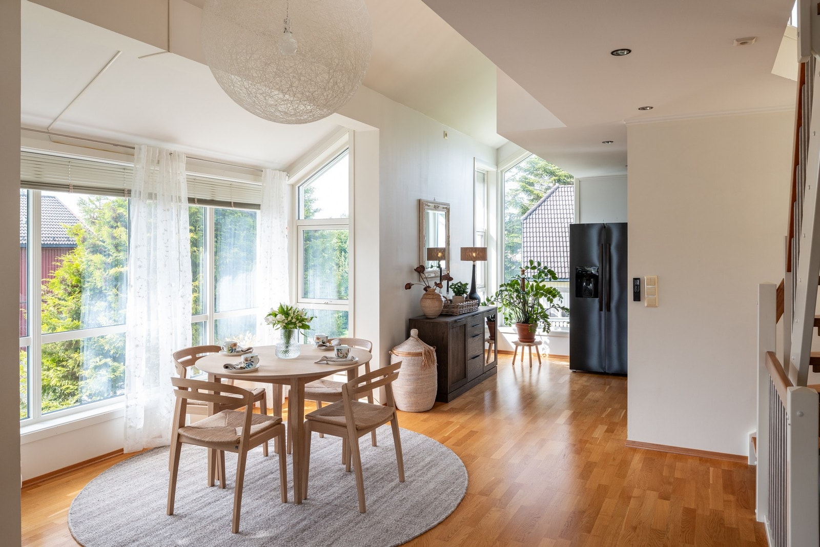 Gjennomgående for boligen er mye lys og vindusflater, som setter sitt særpreg på boligen. Galleribilde