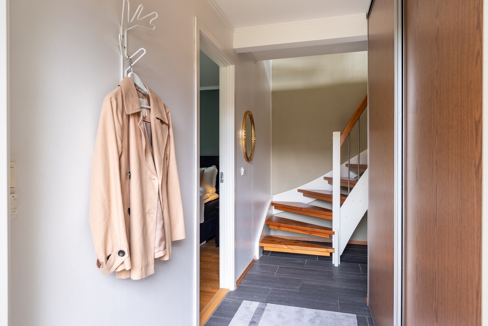 I gangen i 1. etasje har du en romslig skyvedørsgarderobe hvor man enkelt kan henge fra seg både yttertøy og sko. Galleribilde