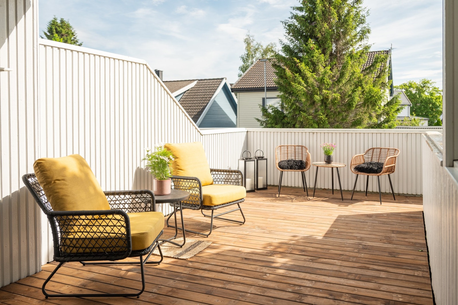 Stor takterrasse over garasje med gode solforhold. Galleribilde