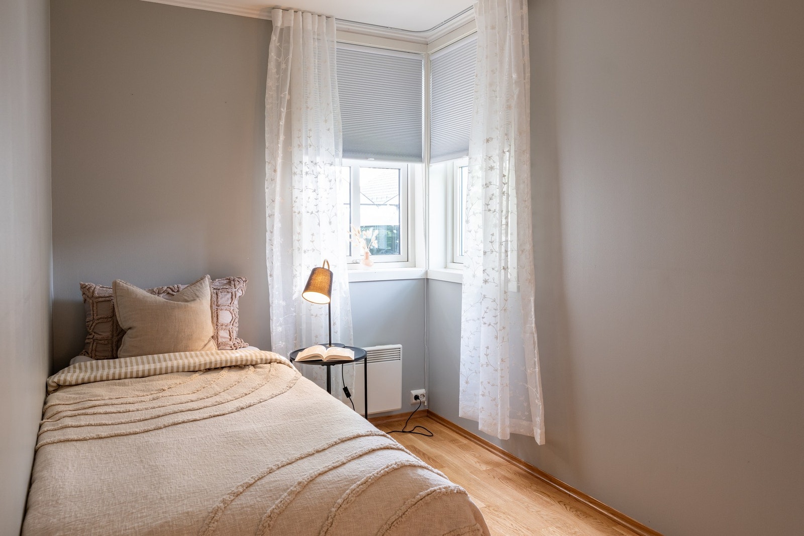Soverom 2 er på 8,3 kvm og har også god plass for seng og garderobe. Galleribilde